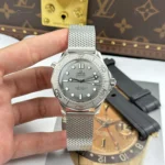 Omega Seamaster Diver 300M Super Clone saat – gri kadran, 42mm çelik kasa, seramik bezel, siyah kauçuk kordon ve VS Factory üretimi.