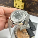 Omega Seamaster Diver 300M Super Clone saat – gri kadran, 42mm çelik kasa, seramik bezel, siyah kauçuk kordon ve VS Factory üretimi.