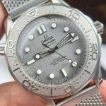 Omega Seamaster Diver 300M Super Clone saat – gri kadran, 42mm çelik kasa, seramik bezel, siyah kauçuk kordon ve VS Factory üretimi.