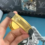Rolex Daytona 126518LN clone saat – turkuaz kadranlı, 40mm altın kasa, THB üretimi, siyah Oysterflex kayışlı üst düzey replika model.