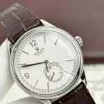 Rolex Perpetual 1908 beyaz kadranlı, gümüş kasalı Super Clone saat – kahverengi timsah desenli deri kayışlı.