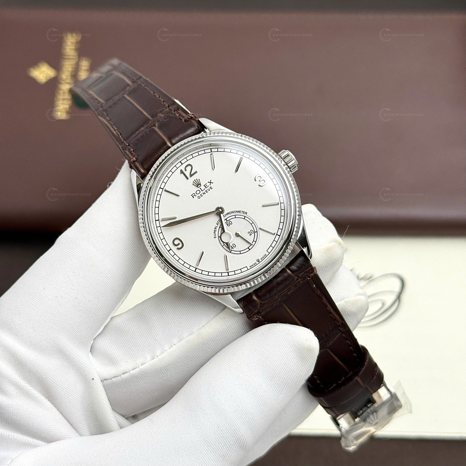 Rolex-Perpetual-1908-Beyaz-Kadran-Gumus-Kasa-Kahverengi-Kayis-39mm-Super-Clone-swissetawatches (2) Rolex Perpetual 1908 beyaz kadranlı, gümüş kasalı Super Clone saat – kahverengi timsah desenli deri kayışlı.