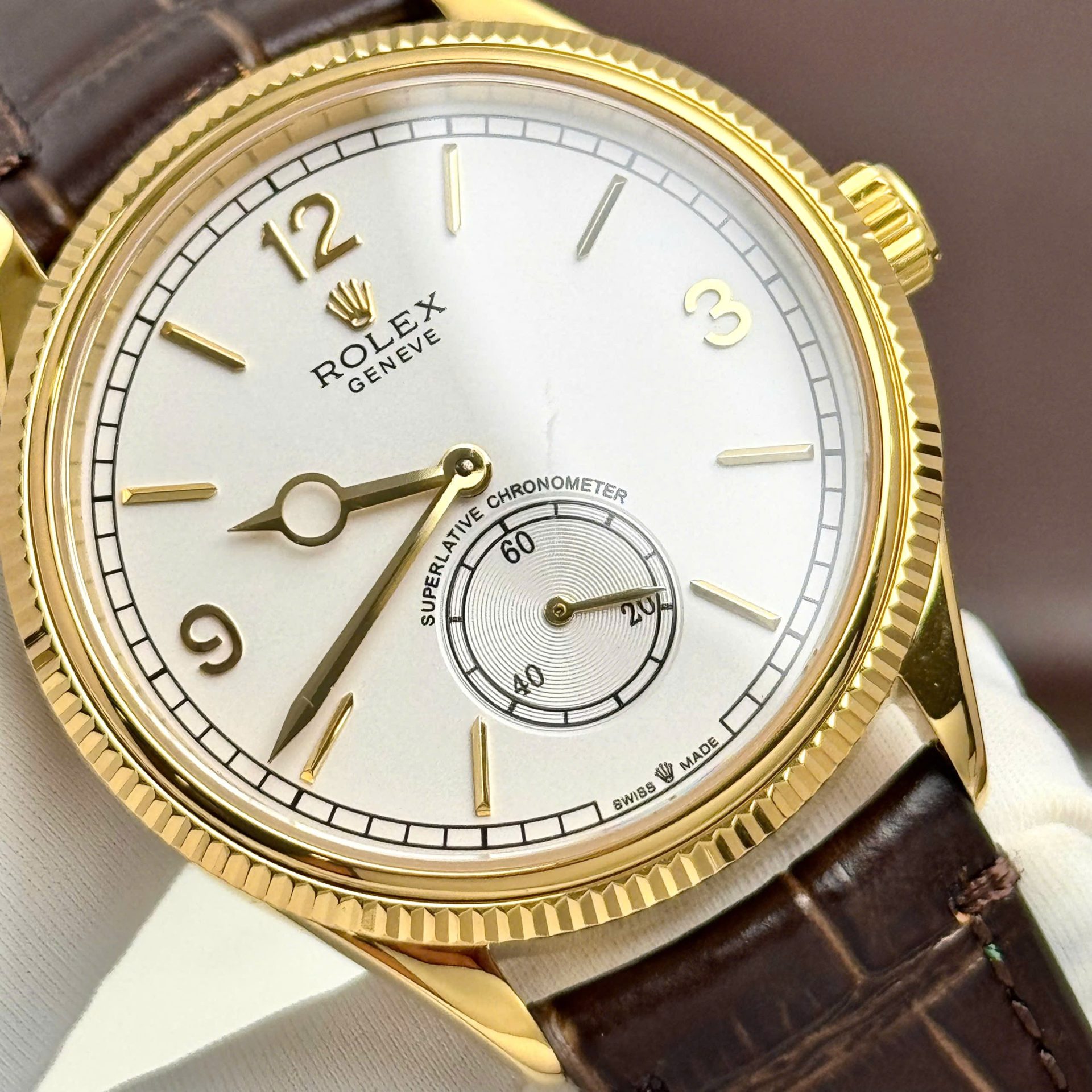 Rolex-Perpetual-1908-Beyaz-Kadran-Sari-Kasa-Deri-Kayis-39mm-Super-Clone-swissetawatches (2) Rolex Perpetual 1908 beyaz kadranlı Super Clone saat – sarı kasa, kahverengi deri kayış ve PPF üretimi mekanizma.