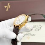 Rolex Perpetual 1908 beyaz kadranlı Super Clone saat – sarı kasa, kahverengi deri kayış ve PPF üretimi mekanizma.